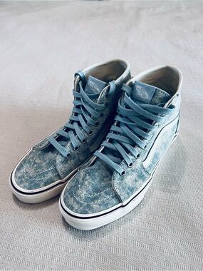 Vans Sk8-Hi in an Acid Wash Denim men’s 6.5/women’s 8